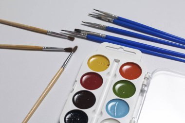 Suluboya ve beyaz bir yüzeye fırça. Sonraki cam su için. Yaratıcılık için konular.