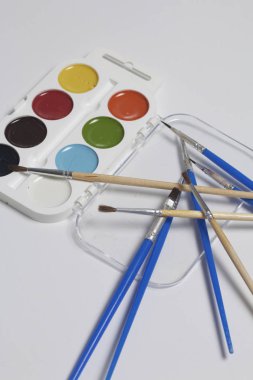 Suluboya ve beyaz bir yüzeye fırça. Sonraki cam su için. Yaratıcılık için konular.