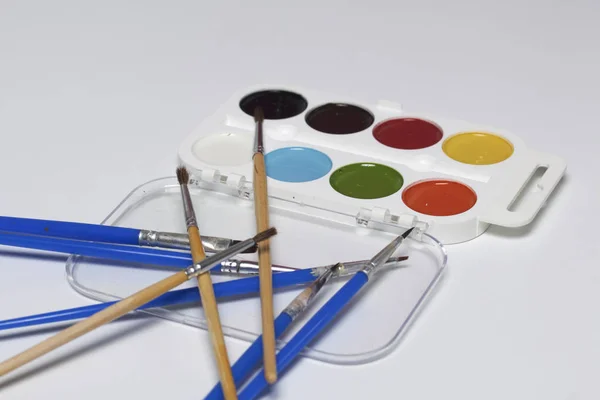 Aquarelles Pinceaux Sur Une Surface Blanche Prochain Verre Pour Eau — Photo