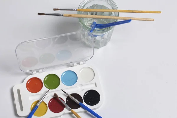 水彩絵の具と白い表面にブラシ 水のための次のガラス 創造性のための科目 — ストック写真