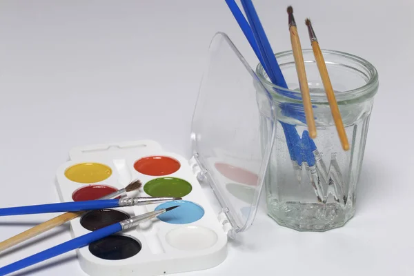 Aquarellen Borstels Een Witte Ondergrond Volgende Glas Voor Water Onderwerpen — Stockfoto