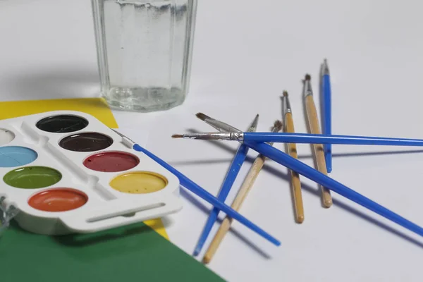 Aquarellen Borstels Een Witte Ondergrond Volgende Glas Voor Water Papieren — Stockfoto