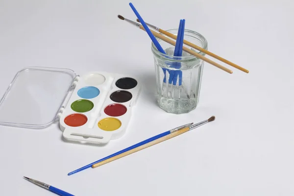 Aquarellen Borstels Een Witte Ondergrond Volgende Glas Voor Water Onderwerpen — Stockfoto