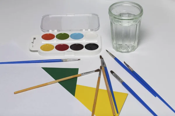 Aquarellen Borstels Een Witte Ondergrond Volgende Glas Voor Water Papieren — Stockfoto