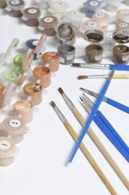 Suluboya ve beyaz bir yüzeye fırça. Boyalar, numaraları çizerek için. Yaratıcılık için konular.