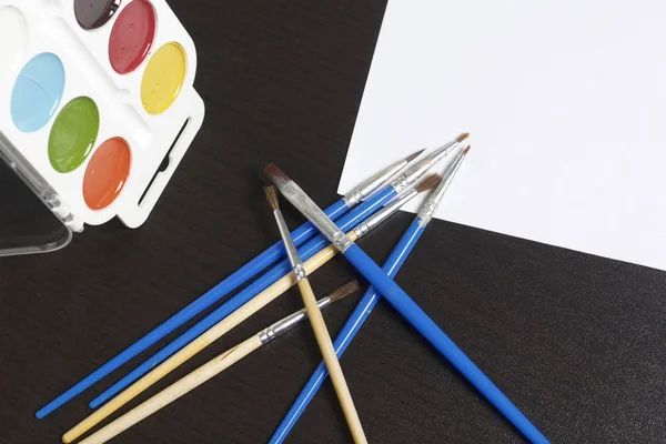 Aquarellen Borstels Een Donker Oppervlak Onderwerpen Voor Creativiteit — Stockfoto