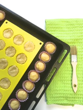 Kadın kek için kurutulmuş meyve süsle. Onları hamur içine getiriyor.