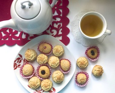 Uçan daire üzerinde pişirme için kağıt formundaki cupcakes, vardır. Bir fincan çay olduğunu.