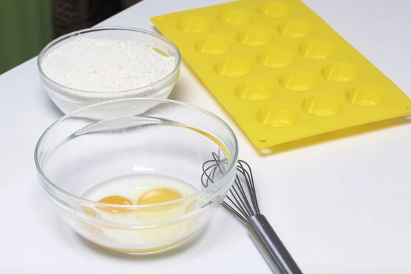 Table Glass Containers Chicken Eggs Flour Next Silicone Baking Dish — Stock Photo, Image