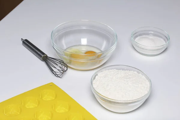 Masada cam kap tavuk yumurta ve un ile kullanılır. İleri bir pişirme çanağı ve hamur yoğurma için bir çırpma teli silikon.