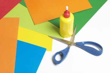 Aplike dersler. Gerekli eşyaları: tutkal, renkli kağıt, makas yalan tablo beyaz yüzeyinde.