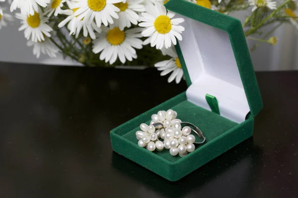Otwarta Zielona Aksamitna Skrzynka Biżuterię Nim Leży Zestaw Pierścień Kolczyki — Zdjęcie stockowe
