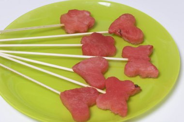 Karpuz hamuru parçalarını bir damga ile kesilir. Onlar farklı biçimleri verilmiştir. Yaylı şiş piknik için üzerinde.