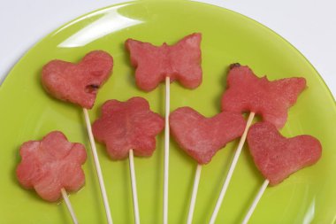 Karpuz hamuru parçalarını bir damga ile kesilir. Onlar farklı biçimleri verilmiştir. Yaylı şiş piknik için üzerinde.