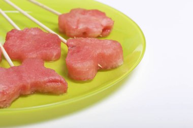 Karpuz hamuru parçalarını bir damga ile kesilir. Onlar farklı biçimleri verilmiştir. Yaylı şiş piknik için üzerinde.