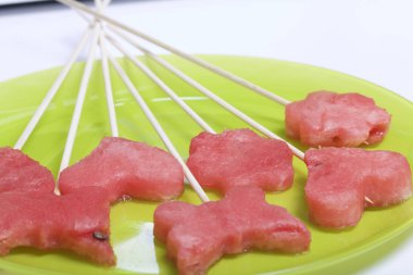 Karpuz hamuru parçalarını bir damga ile kesilir. Onlar farklı biçimleri verilmiştir. Yaylı şiş piknik için üzerinde.