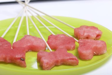 Karpuz hamuru parçalarını bir damga ile kesilir. Onlar farklı biçimleri verilmiştir. Yaylı şiş piknik için üzerinde.