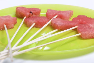 Karpuz hamuru parçalarını bir damga ile kesilir. Onlar farklı biçimleri verilmiştir. Yaylı şiş piknik için üzerinde.