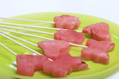 Karpuz hamuru parçalarını bir damga ile kesilir. Onlar farklı biçimleri verilmiştir. Yaylı şiş piknik için üzerinde.