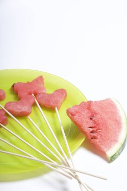 Karpuz hamuru parçalarını bir damga ile kesilir. Onlar farklı biçimleri verilmiştir. Yaylı piknik için şiş üzerinde. Kalenin yanındaki karpuz parçaları nelerdir.