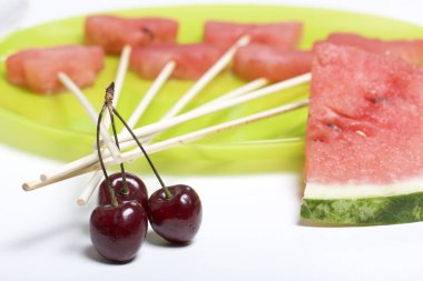 Karpuz hamuru parçalarını bir damga ile kesilir. Onlar farklı biçimleri verilmiştir. Yaylı piknik için şiş üzerinde. Kalenin yanındaki karpuz parçaları ve tatlı kiraz birkaç çilek vardır.