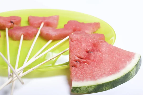 Karpuz hamuru parçalarını bir damga ile kesilir. Onlar farklı biçimleri verilmiştir. Yaylı piknik için şiş üzerinde. Kalenin yanındaki karpuz parçaları nelerdir.