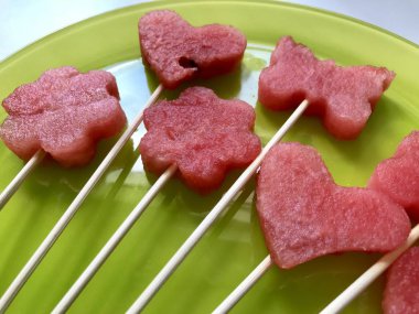 Karpuz hamuru parçalarını bir damga ile kesilir. Onlar farklı biçimleri verilmiştir. Yaylı şiş piknik için üzerinde