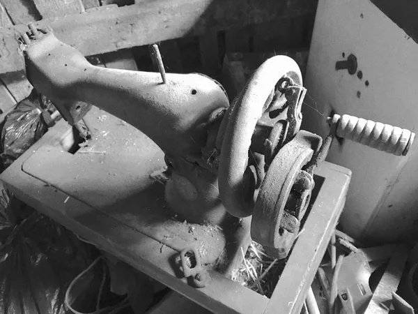 Ancienne Machine Coudre Entraînement Manuel Recouvert Corrosion Poussière Toiles Araignée — Photo