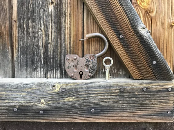 Velho Cadeado Vintage Fechadura Está Aberta Perto Chave Para Cadeado — Fotografia de Stock