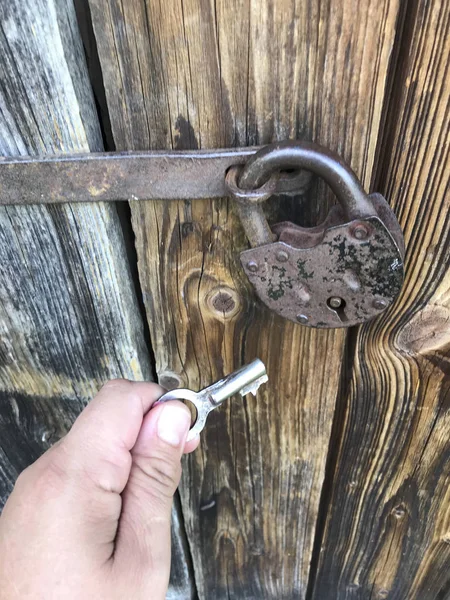 Antiguo Granero Madera Está Cerrado Sobre Candado Vintage Hombre Inserta —  Fotos de Stock