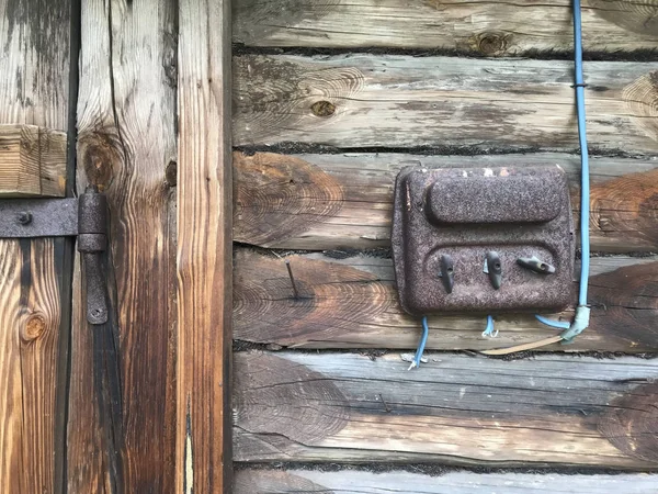 Eine Alte Rostbedeckte Elektrische Klappe Der Wand Eines Holzschuppens Elektrische — Stockfoto