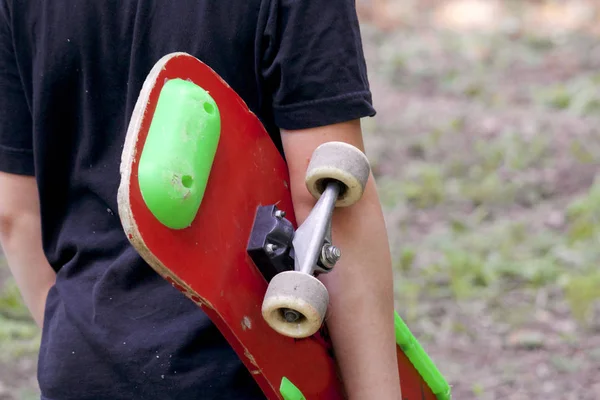 Έφηβος Ένα Skateboard Κατέχει Ένα Πατίνι Στα Χέρια — Φωτογραφία Αρχείου