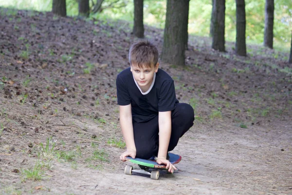 Έφηβος Ένα Skateboard Κάθεται Ένα Skateboard — Φωτογραφία Αρχείου