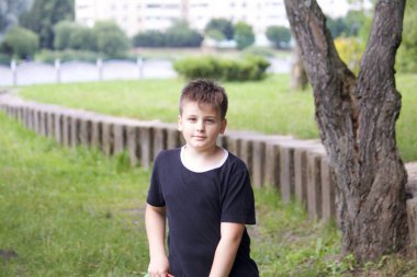 Beton duvar arka plan üzerine bir genç portresi.