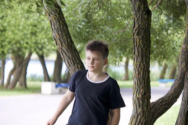 Beton duvar arka plan üzerine bir genç portresi.