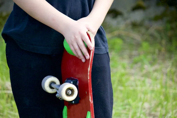 Підліток Скейтбордом Тримає Ковзанку Руках — стокове фото
