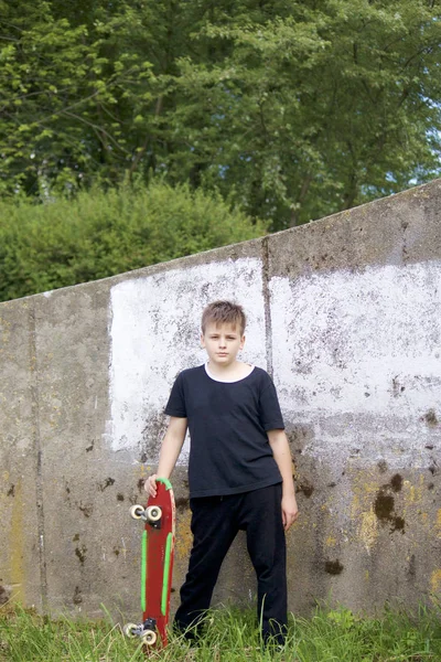 Adolescente Com Skate Segura Skate Nas Mãos — Fotografia de Stock
