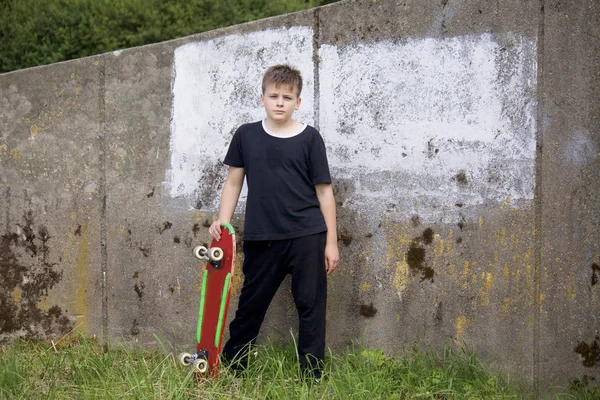 Adolescente Com Skate Segura Skate Nas Mãos — Fotografia de Stock