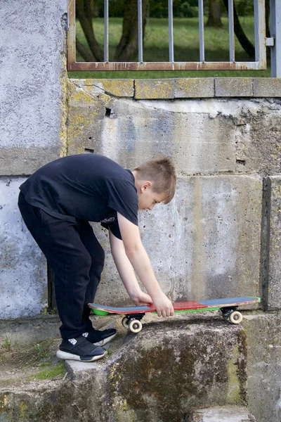 Adolescente Com Skate Segura Skate Nas Mãos — Fotografia de Stock