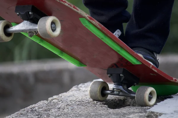Adolescente Piedi Uno Skateboard — Foto Stock