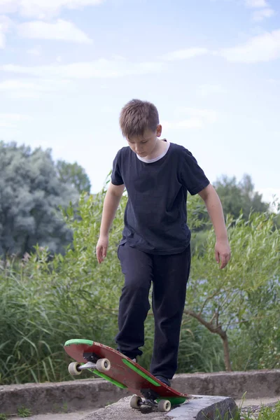 Adolescente Está Skate — Fotografia de Stock