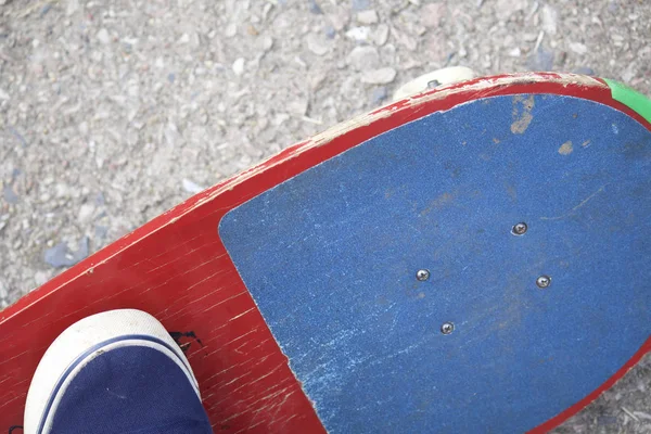 Een Tiener Met Een Skateboard Zit Een Skateboard Van Bovenaf — Stockfoto