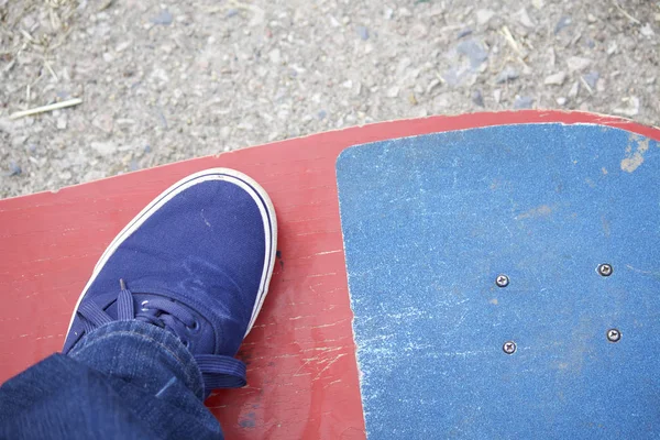 Adolescente Com Skate Senta Num Skate Vista Cima — Fotografia de Stock