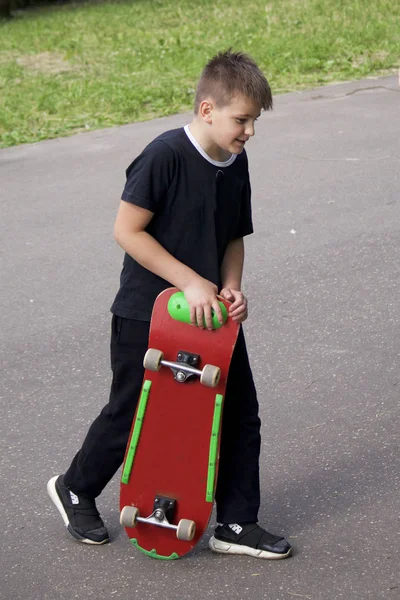 Egy Tinédzser Egy Gördeszka Skate Tart Kezében — Stock Fotó