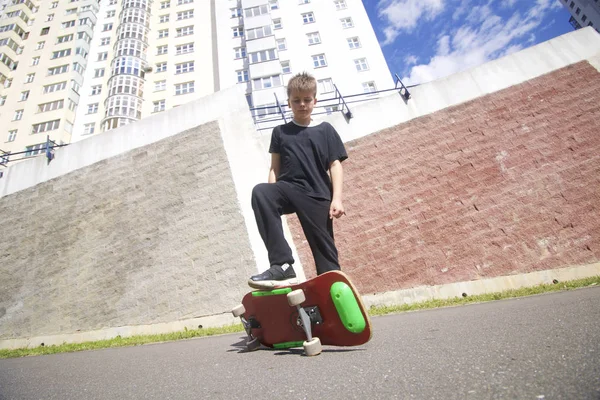 Adolescente Divertindo Com Skate Asfalto — Fotografia de Stock