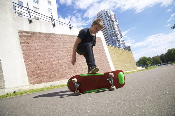 Adolescente Che Diverte Con Uno Skateboard Sull Asfalto — Foto Stock