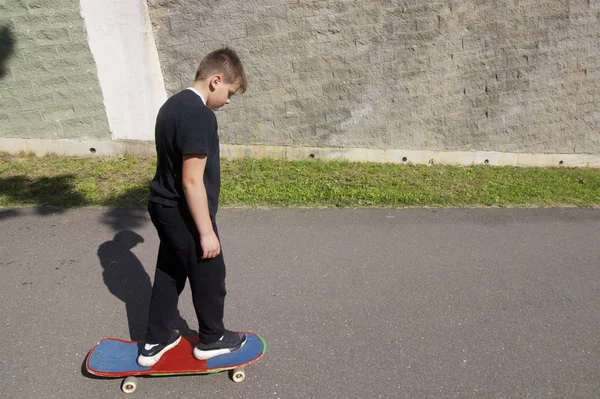 Adolescente Está Rolando Asfalto Skate — Fotografia de Stock