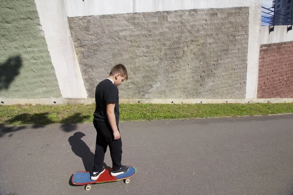 Adolescente Está Rolando Asfalto Skate — Fotografia de Stock