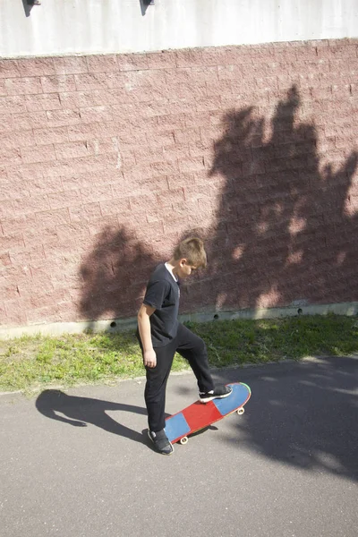 Genç kaykay asfalt üzerinde haddeleme.