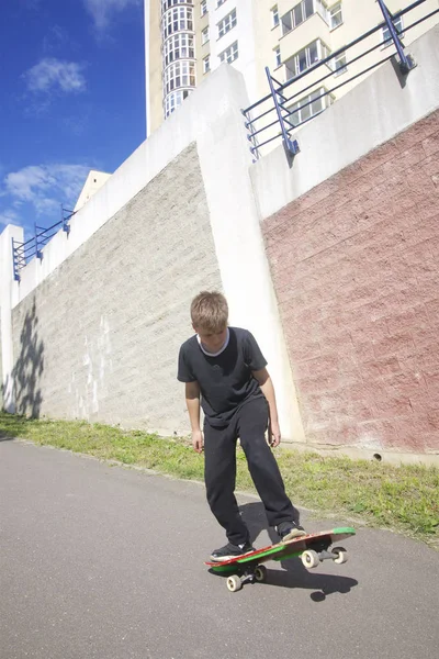 Adolescente Está Rolando Asfalto Skate — Fotografia de Stock